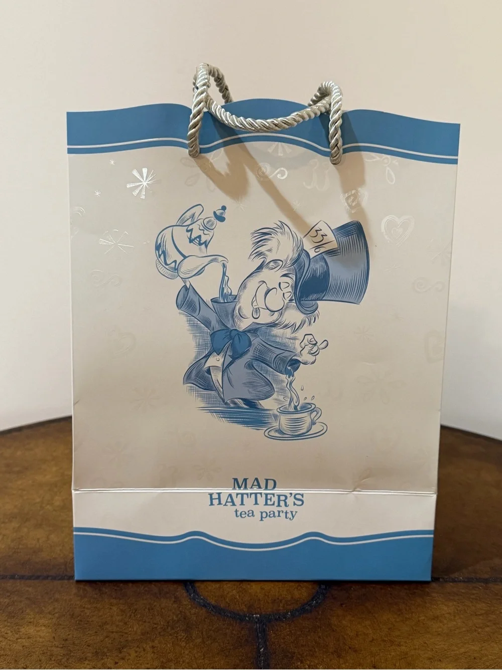 New Disneyland Club 33 Alice In Wonderland Medium Size Gift Bag & Paper Set